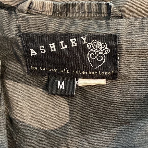 Camo vest. Size medium. Great quality! It has been worn - Picture 3 of 3